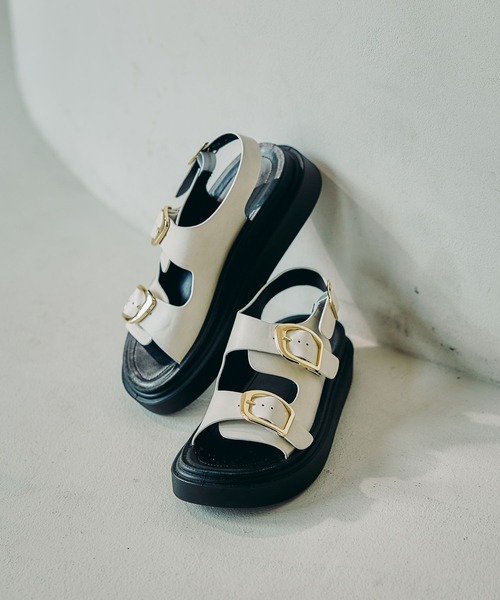 LEPSIM(レプシィム)の「ベルトバックルクッションサンダル 638815(サンダル・レディース・ベージュ/アイボリー/ブラック・LARGE/MEDIUM)」の2枚目の写真