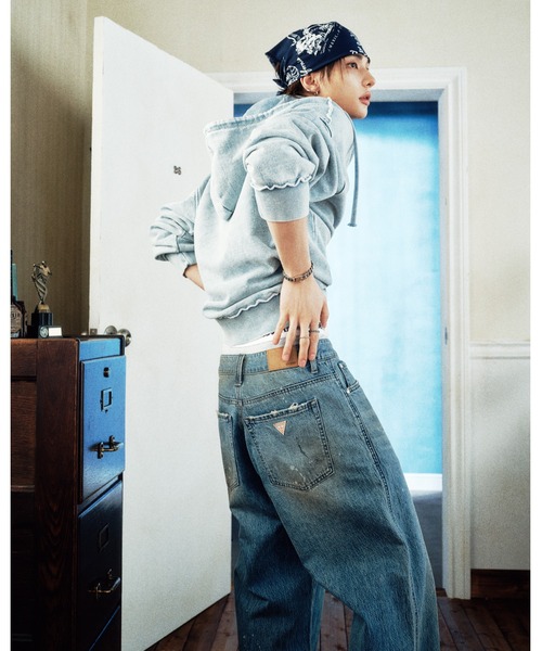 GUESS JEANS Tシャツ　Sサイズ　ヒョンジン着用モデル ヒョンジン、Tシャツからお腹チラリ アンニュイな表情がセクシーすぎる