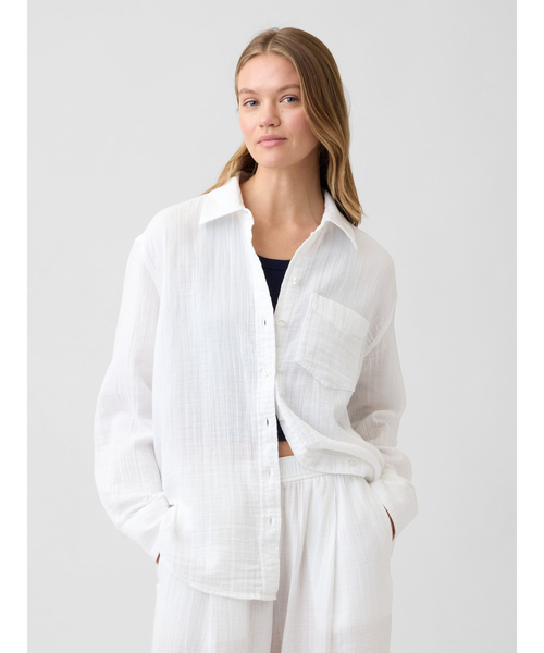 GAP(ギャップ)の「ガーゼ オーバーサイズシャツ 長袖(シャツ/ブラウス・レディース・ブラック/ホワイト/ブラウン・XXS/L/M/S/XS)」の2枚目の写真