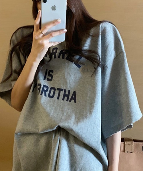 SallyLunn(サリーラン)の「【デイリーに活躍するロゴT♪】フロントロゴプリントビッグTシャツ(Tシャツ/カットソー・レディース・ネイビー/ホワイト/ピンク/グレー・MEDIUM/LARGE/FREE)」の2枚目の写真