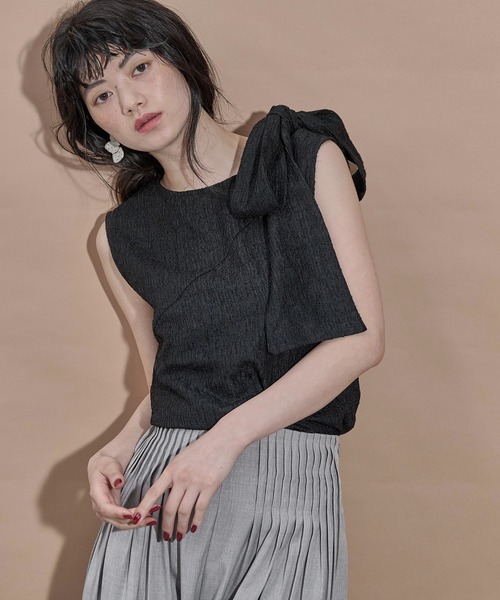 THE YOn(ザヨン)の「リボンショルダージャガードノースリトップス(Tシャツ/カットソー・レディース・アイボリー/ブラック・FREE)」の2枚目の写真