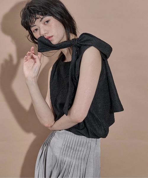 THE YOn(ザヨン)の「リボンショルダージャガードノースリトップス(Tシャツ/カットソー・レディース・アイボリー/ブラック・FREE)」の3枚目の写真