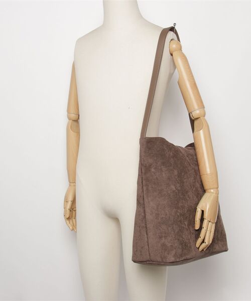 Un coeur（アンクール）の「【Un coeur/アンクール】SUEDE DRAPE 2WAY TOTE / スエード ドレープ 2ウェイショルダー　kareem / K906021（ショルダーバッグ・メンズ・グレー/キャメル・FREE）」の6枚目の写真