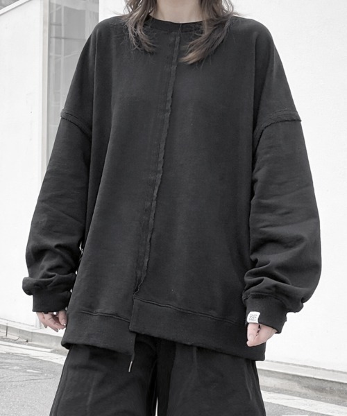 YACA(ヤーカ)の「Asymmetry Crew Neck Sweat/アシンメトリークルーネックスウェット【unisex item】(スウェット・レディース・ブラック/アッシュグレー・FREE)」の2枚目の写真