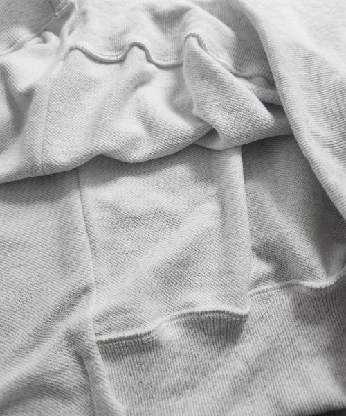 YACA(ヤーカ)の「Asymmetry Crew Neck Sweat/アシンメトリークルーネックスウェット【unisex item】(スウェット・レディース・ブラック/アッシュグレー・FREE)」の3枚目の写真