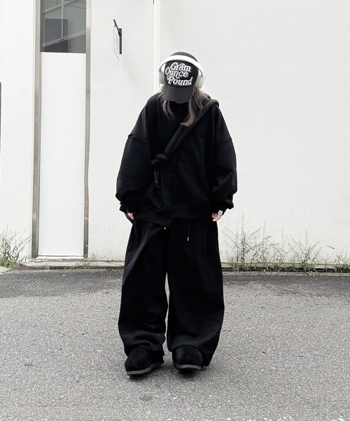 YACA(ヤーカ)の「Asymmetry Crew Neck Sweat/アシンメトリークルーネックスウェット【unisex item】(スウェット・レディース・ブラック/アッシュグレー・FREE)」の4枚目の写真