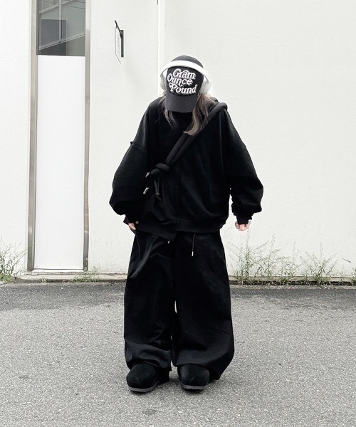 YACA(ヤーカ)の「Asymmetry Crew Neck Sweat/アシンメトリークルーネックスウェット【unisex item】(スウェット・レディース・ブラック/アッシュグレー・FREE)」の5枚目の写真