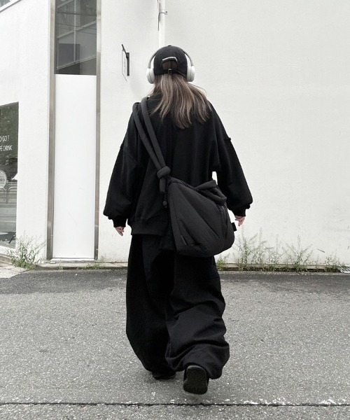YACA(ヤーカ)の「Asymmetry Crew Neck Sweat/アシンメトリークルーネックスウェット【unisex item】(スウェット・レディース・ブラック/アッシュグレー・FREE)」の6枚目の写真