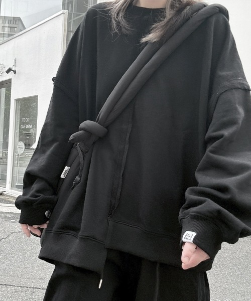 YACA(ヤーカ)の「Asymmetry Crew Neck Sweat/アシンメトリークルーネックスウェット【unisex item】(スウェット・レディース・ブラック/アッシュグレー・FREE)」の7枚目の写真