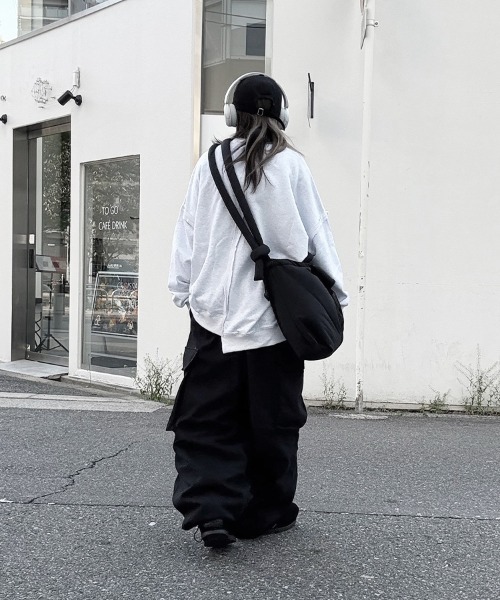 YACA(ヤーカ)の「Asymmetry Crew Neck Sweat/アシンメトリークルーネックスウェット【unisex item】(スウェット・レディース・ブラック/アッシュグレー・FREE)」の11枚目の写真