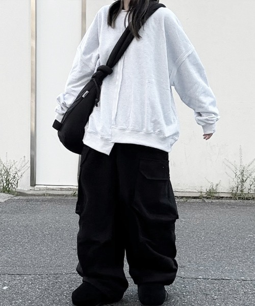 YACA(ヤーカ)の「Asymmetry Crew Neck Sweat/アシンメトリークルーネックスウェット【unisex item】(スウェット・レディース・ブラック/アッシュグレー・FREE)」の13枚目の写真