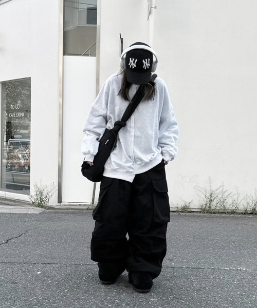 YACA(ヤーカ)の「Asymmetry Crew Neck Sweat/アシンメトリークルーネックスウェット【unisex item】(スウェット・レディース・ブラック/アッシュグレー・FREE)」の14枚目の写真