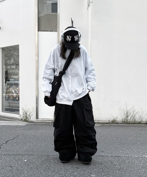 YACA(ヤーカ)の「Asymmetry Crew Neck Sweat/アシンメトリークルーネックスウェット【unisex item】(スウェット・レディース・ブラック/アッシュグレー・FREE)」の16枚目の写真