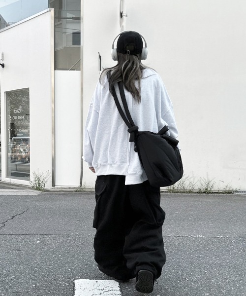YACA(ヤーカ)の「Asymmetry Crew Neck Sweat/アシンメトリークルーネックスウェット【unisex item】(スウェット・レディース・ブラック/アッシュグレー・FREE)」の15枚目の写真