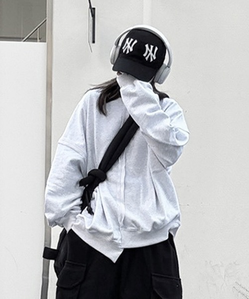 YACA(ヤーカ)の「Asymmetry Crew Neck Sweat/アシンメトリークルーネックスウェット【unisex item】(スウェット・レディース・ブラック/アッシュグレー・FREE)」の22枚目の写真