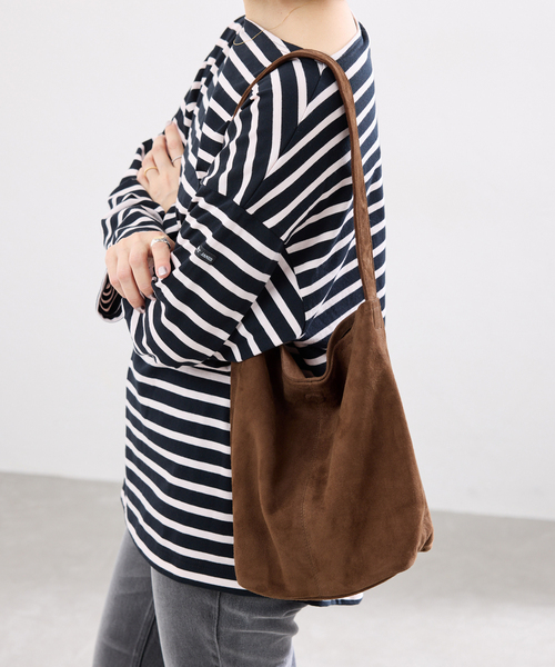 IENA(イエナ)の「Morphee/モルフェ CYLINDER(S size)OIL SUEDE BROWN バッグ(ショルダーバッグ・レディース・ブラウン・FREE)」の2枚目の写真