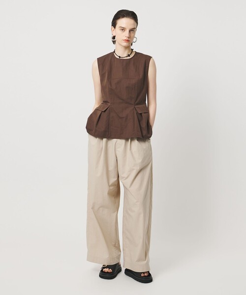 ASTRAET(アストラット)の「<ASTRAET>フレア クルーネックノースリーブブラウス(シャツ/ブラウス・レディース・ダークグレー/ダークブラウン・FREE)」の4枚目の写真