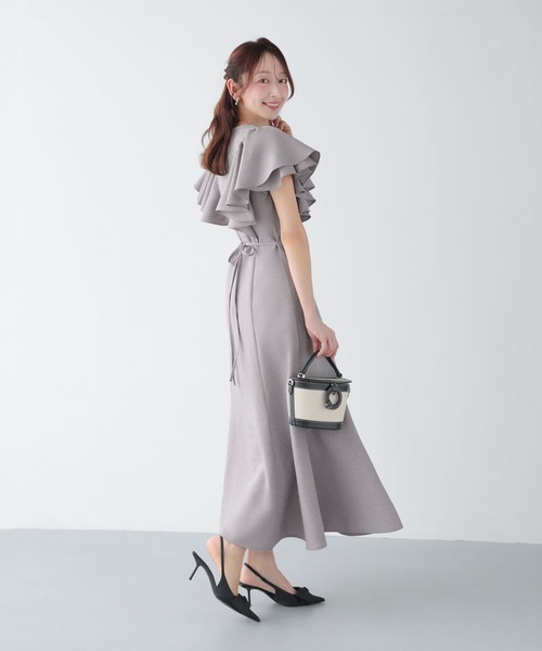 Mirenue(ミレニュー)の「ショルダーフリルワンピース(ワンピース・レディース・ブラック/グレイッシュベージュ/ベージュ・S/M)」の19枚目の写真