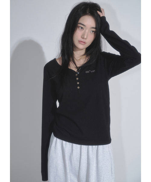 ASON(アズオン)の「WISH RIBBED BUTTON TEE / BLACK(Tシャツ/カットソー・レディース・その他・FREE)」の1枚目の写真
