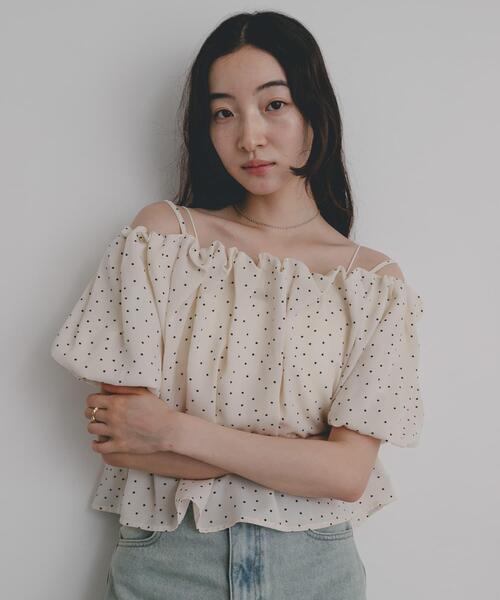 SENSE OF PLACE by URBAN RESEARCH(センスオブプレイスバイアーバンリサーチ)の「『WEB限定』タックオフショルブラウス(シャツ/ブラウス・レディース・ブラウン/ホワイト系その他/ブラック・ONE)」の1枚目の写真