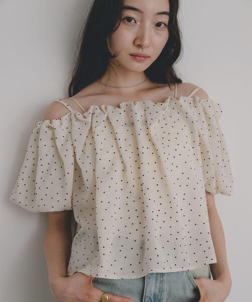 SENSE OF PLACE by URBAN RESEARCH(センスオブプレイスバイアーバンリサーチ)の「『WEB限定』タックオフショルブラウス(シャツ/ブラウス・レディース・ブラウン/ホワイト系その他/ブラック・ONE)」の5枚目の写真