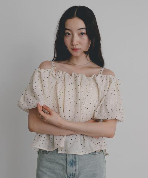 SENSE OF PLACE by URBAN RESEARCH(センスオブプレイスバイアーバンリサーチ)の「『WEB限定』タックオフショルブラウス(シャツ/ブラウス・レディース・ブラウン/ホワイト系その他/ブラック・ONE)」の6枚目の写真