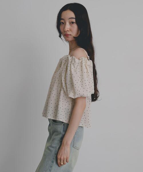 SENSE OF PLACE by URBAN RESEARCH(センスオブプレイスバイアーバンリサーチ)の「『WEB限定』タックオフショルブラウス(シャツ/ブラウス・レディース・ブラウン/ホワイト系その他/ブラック・ONE)」の8枚目の写真