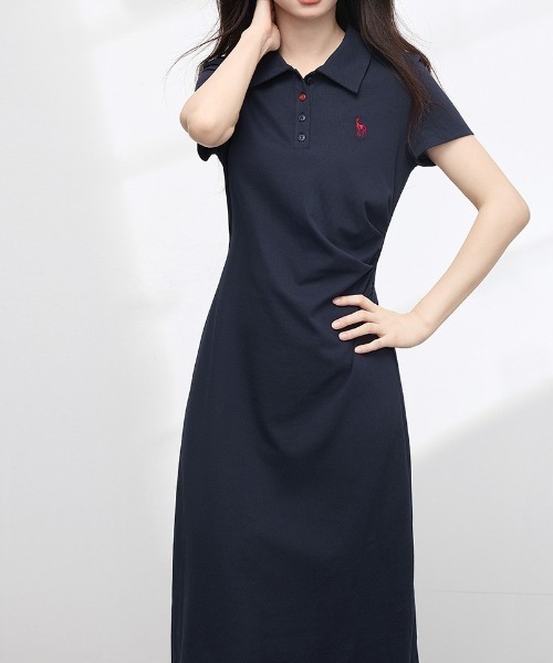 AMAJI(アマジ)の「サイドギャザー アシンメトリー エンブロイダリー ポロカラーワンピース(ワンピース・レディース・ネイビー・MEDIUM/LARGE/X-LARGE)」の2枚目の写真