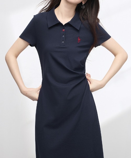 AMAJI(アマジ)の「サイドギャザー アシンメトリー エンブロイダリー ポロカラーワンピース(ワンピース・レディース・ネイビー・MEDIUM/LARGE/X-LARGE)」の3枚目の写真