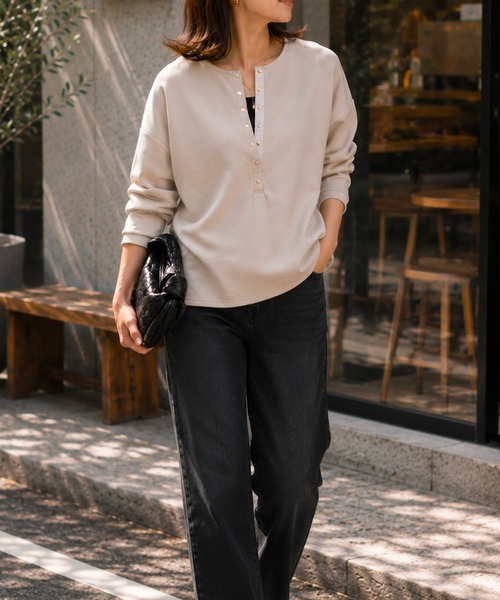 Emma Taylor(エマテイラー)の「ライトダンボールグログランヘンリーネックプルオーバー(Tシャツ/カットソー・レディース・ブラック/チャコールグレー/ライトベージュ・FREE)」の5枚目の写真
