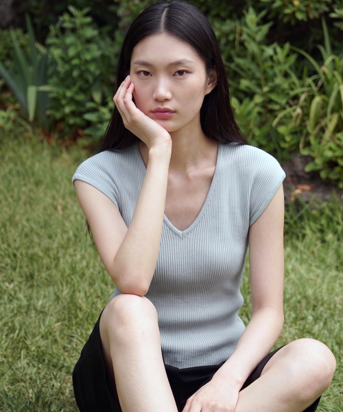 KIMDOH(キムド)の「Silenzio V-Neck Top Black(ニット/セーター・レディース・ライトグレー/ブラック・FREE)」の6枚目の写真