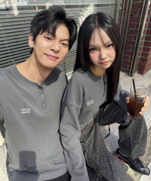 muahmuah（ムーアムーア）の「ワッフルピグメントヘンリーネック長袖Tシャツ[チャコール]（Tシャツ/カットソー・レディース）」