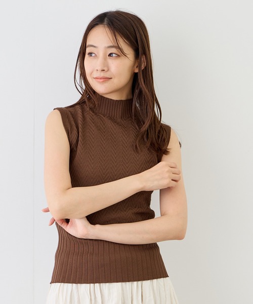 Jayro(ジャイロ)の「ヘリンボーンノースリニット(Tシャツ/カットソー・レディース・ダークブラウン/ブラック/ベージュ/ホワイト/レンガ/イエロー・M)」の4枚目の写真