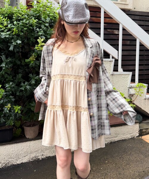 w closet(ダブルクローゼット)の「ベロアレース使いミニキャミワンピース(ワンピース・レディース・ベージュ/イエロー/ブラック/ブルー・FREE)」の2枚目の写真
