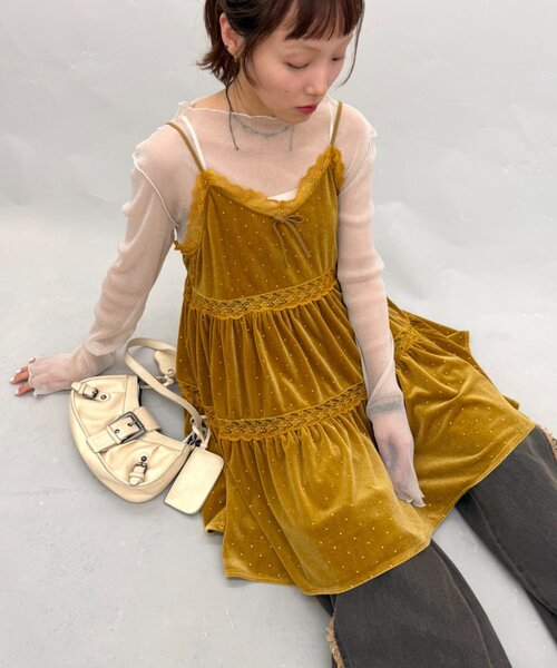 w closet(ダブルクローゼット)の「ベロアレース使いミニキャミワンピース(ワンピース・レディース・ベージュ/イエロー/ブラック/ブルー・FREE)」の4枚目の写真