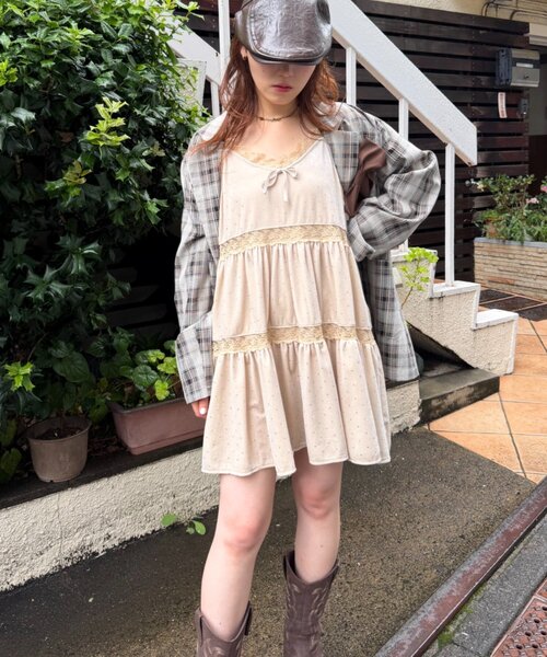 w closet(ダブルクローゼット)の「ベロアレース使いミニキャミワンピース(ワンピース・レディース・ベージュ/イエロー/ブラック/ブルー・FREE)」の5枚目の写真