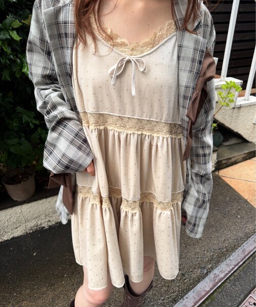 w closet(ダブルクローゼット)の「ベロアレース使いミニキャミワンピース(ワンピース・レディース・ベージュ/イエロー/ブラック/ブルー・FREE)」の6枚目の写真