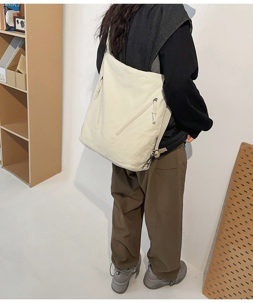 maison de LATIR(メゾンドラティール)の「肩掛けもリュックも楽しめる、大容量2WAYバッグバッグ(ショルダーバッグ・レディース・ブラック/カーキ/ブラウン/ホワイト・FREE)」の19枚目の写真
