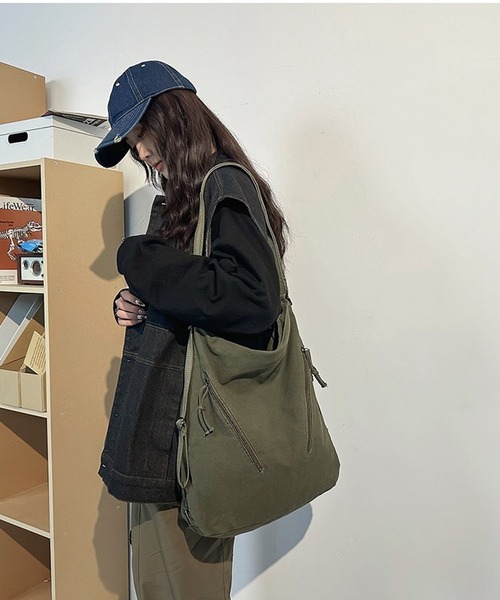 maison de LATIR(メゾンドラティール)の「肩掛けもリュックも楽しめる、大容量2WAYバッグバッグ(ショルダーバッグ・レディース・ブラック/カーキ/ブラウン/ホワイト・FREE)」の6枚目の写真