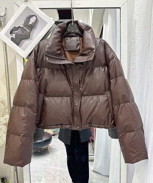 ADDITION STORE(アディションストア)の「フェイクラムレザータッチ ショートレングス ファイバーダウン スタンドジャケット / 中綿ブルゾン(ダウンジャケット/コート・レディース・グリーン/ブラック/ブラウン・MEDIUM/SMALL/LARGE)」の6枚目の写真