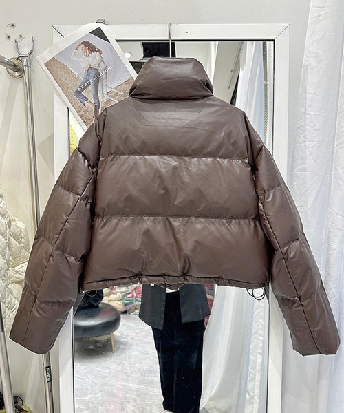 ADDITION STORE(アディションストア)の「フェイクラムレザータッチ ショートレングス ファイバーダウン スタンドジャケット / 中綿ブルゾン(ダウンジャケット/コート・レディース・グリーン/ブラック/ブラウン・MEDIUM/SMALL/LARGE)」の7枚目の写真
