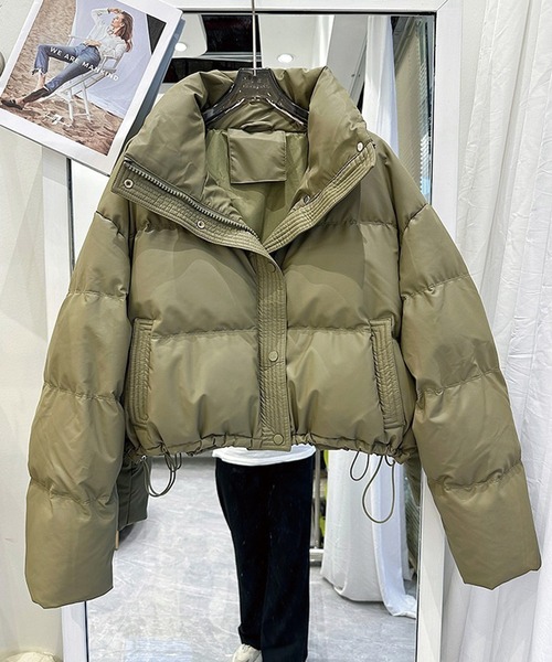 ADDITION STORE(アディションストア)の「フェイクラムレザータッチ ショートレングス ファイバーダウン スタンドジャケット / 中綿ブルゾン(ダウンジャケット/コート・レディース・グリーン/ブラック/ブラウン・MEDIUM/SMALL/LARGE)」の8枚目の写真