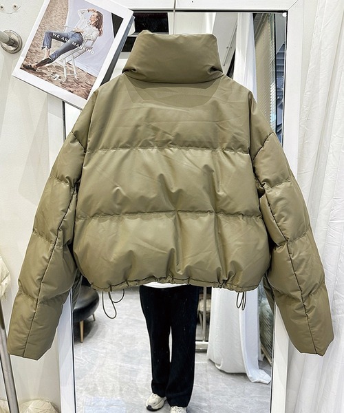 ADDITION STORE(アディションストア)の「フェイクラムレザータッチ ショートレングス ファイバーダウン スタンドジャケット / 中綿ブルゾン(ダウンジャケット/コート・レディース・グリーン/ブラック/ブラウン・MEDIUM/SMALL/LARGE)」の9枚目の写真