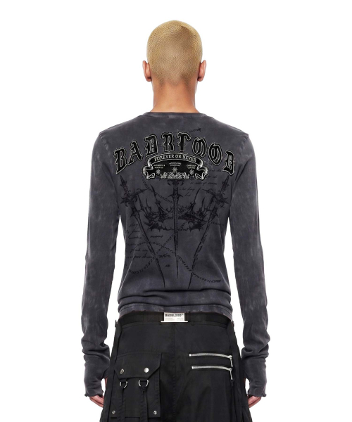 BADBLOOD(バッドブラッド)の「MYSTIC カプセルレイヤード グラフィック クルーネック ロングスリーブ - ダスティブラック(Tシャツ/カットソー・レディース・その他・SMALL/MEDIUM/LARGE)」の1枚目の写真