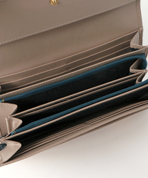 Gattinoni（ガッティノーニ）の「GATTINONI (ガッティノーニ