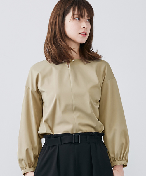 IEDIT（イディット）の「ＩＥＤＩＴ　パール調バーで華やぐ　ストレッチとろみブラウス（シャツ/ブラウス・レディース・ホワイト/ネイビー/ライトピンク/ベージュ・SMALL/MEDIUM/LARGE/X-LARGE/XX-LARGE）」の4枚目の写真