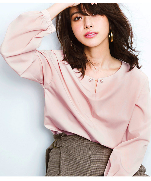 IEDIT（イディット）の「ＩＥＤＩＴ　パール調バーで華やぐ　ストレッチとろみブラウス（シャツ/ブラウス・レディース・ホワイト/ネイビー/ライトピンク/ベージュ・SMALL/MEDIUM/LARGE/X-LARGE/XX-LARGE）」の2枚目の写真