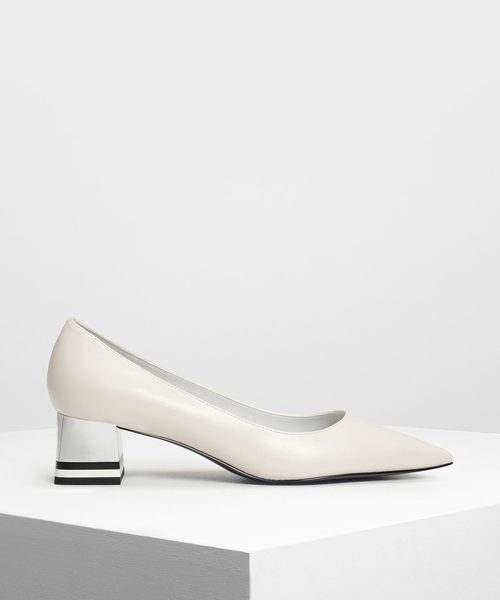 CHARLES & KEITH（チャールズ & キース）の「ストライプクロム ヒールパンプス / Striped Chrome Heel Pumps（パンプス・レディース・アイボリー/ブラック/クリーム・23cm/23.5cm/24.5cm/22.5cm/25cm）」の2枚目の写真