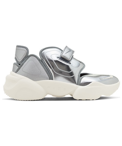 NIKE(ナイキ)の「【NIKE】W NIKE AQUA RIFT(サンダル・レディース・シルバー系その他・23/23.5/24/24.5/25)」の2枚目の写真