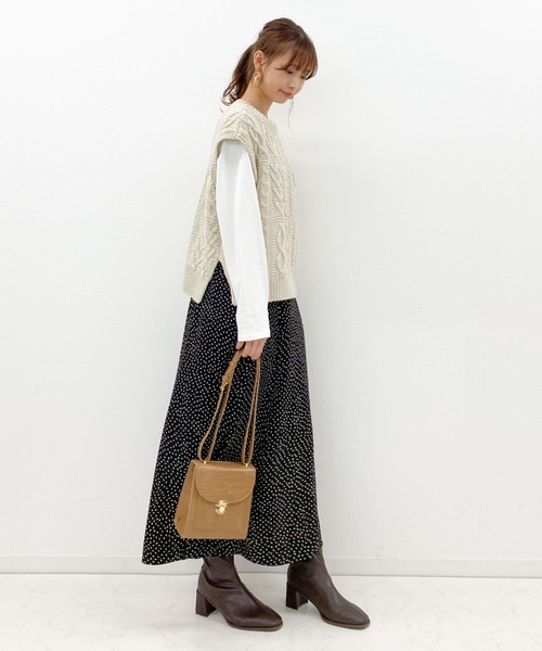 archives(アルシーヴ)の「パッチワークケーブルニットベスト(ニット/セーター・レディース・ブラウン/オフホワイト/ベージュ/ブルー・MEDIUM)」の7枚目の写真